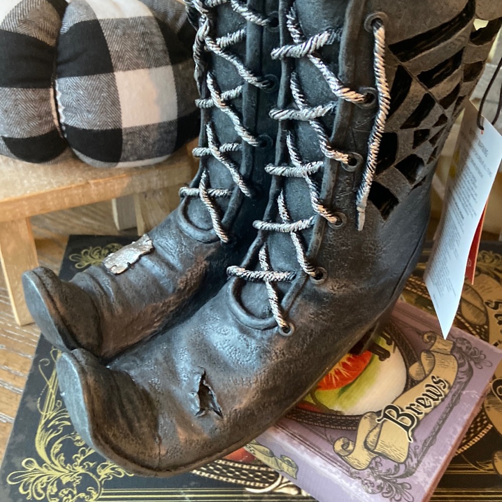 NEW! LIGHTED Halloween Vintage Inspired Ceramic Gothic Salem Witch Boots - Picture 10 of 15